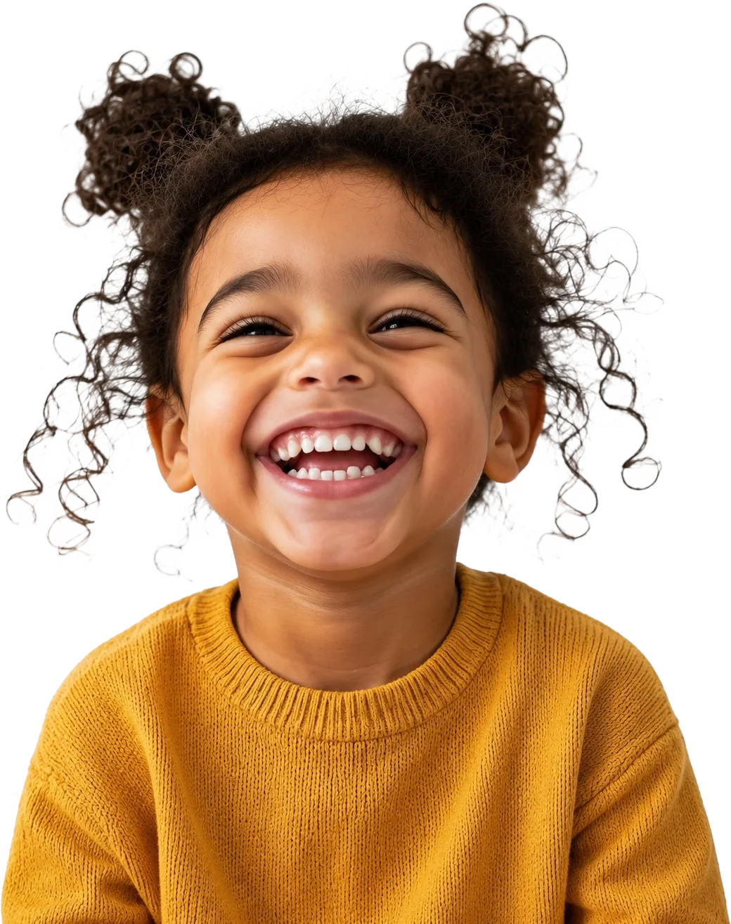 Menina de cabelo cacheado sorrindo, com blusa amarela